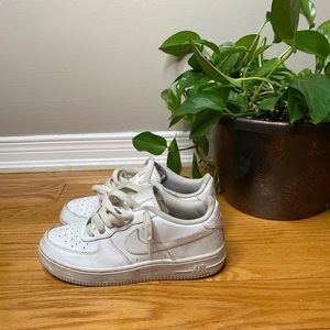 NIKE AIR FORCE LOW WHITE